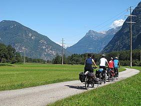 Eine Gruppe von Radfahrenden in den Bergen